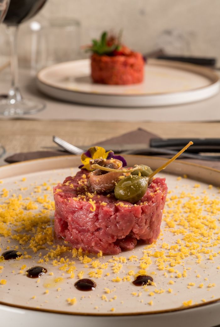 Tartare di Fassona piemontese con uovo marinato, capperi, acciughe del Cantabrico e cipolla rossa caramellata