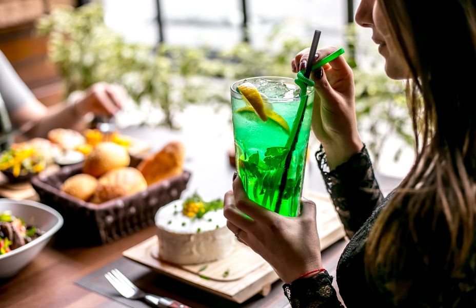 Il cocktail bar all’aperto a Milano dove fare tardi è un piacere