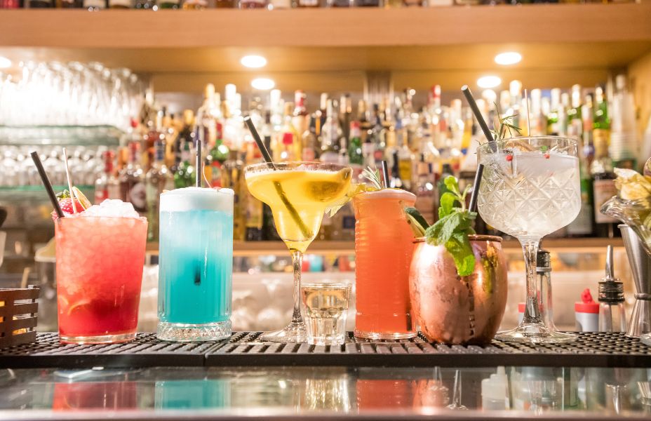 Cocktail bar a Milano: tra dehor, musica e energia urbana